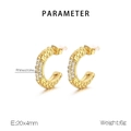 Detalle de pendientes en C dorados con pedrería mostrando tamaño 20x4mm y peso de 6g - Dorado (KE112664-KFC)