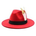 Dettaglio cappello fedora rosso a tesa larga con nastro nero e decoro piuma oro - M (56-58cm) / Rosso