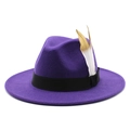 Cappello fedora in lana viola a tesa larga con nastro nero e decorazione di piume d'oro - M (56-58cm) / Viola