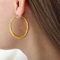 Elegantes pendientes de aro grandes de acero de titanio chapado en oro con brillo pulido - Dorado