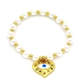 Detail van parelarmband met een gouden hartvormige evil eye hanger en gekleurde stenen - Gouden Boze Oog Hart Hanger Stijl (D2)
