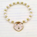 Detail van kralenarmband met witte parels, gouden kralen en hartvormige emaille hanger - Emaille Geschilderd Ster Maan Hart Stijl (D5)