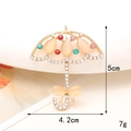 Dettaglio della spilla a ombrello con opale e strass colorati, misura 5 cm per 4,2 cm - D590 Ombrello