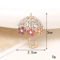 Vista dettagliata della spilla a ombrello in lega dorata con strass colorati da 3cm - D044 Ombrello Con Strass Completo