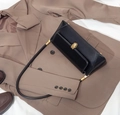 Sac baguette vintage en cuir noir avec ferrures dorées sur un blazer kaki - Noir Olive