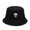 Cappello da pescatore nero classico con ricamo alieno bianco per streetwear e sole - M (56-58cm) / Nero