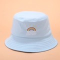 Hellblauer Fischerhut aus Baumwolle mit Regenbogen-Stickerei und Radiate Positivity - M(56-58cm) / Blau/Regenbogen Stickerei