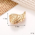 Dettaglio charm scarpa ala dorata con dimensioni 2,8cm x 1,7cm e trama piumata fine - C144 17*28 Ala
