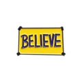Spilla in smalto giallo con scritta Believe blu e cornice in metallo nero su bianco - Design con Scritta BELIEVE (QHXZ715)