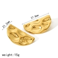 Dettaglio di orecchini in oro 18 carati con finitura martellata e misure 37,8mm per 21,2mm - Acciaio al titanio / Stile Mezzaluna Martellata Irregolare (TE6726-G) / Oro 18K / Oro