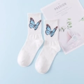 Weiße Baumwoll-Mittelsocken mit blauer Schmetterlingsstickerei auf blauem Hintergrund - Einheitsgröße / Weiß