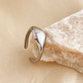 Anello aperto largo irregolare in acciaio inossidabile argento lucido su pietra - Argento