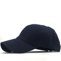 Vista lateral de una gorra de béisbol de algodón azul marino con estructura clásica de seis paneles - Ajustable / Azul marino