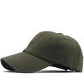 Detalle de la gorra de béisbol verde militar con ojales bordados y visera curvada - Ajustable / Verde Militar