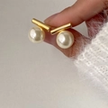 Detailansicht minimalistischer Perlenohrstecker in der Hand zur Größenanzeige - Gold Weiß Glasperle