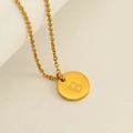 Collana in acciaio inossidabile dorato con pendente rotondo e lettera B incisa - Lettera B (Catena Inclusa)