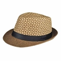 Dettaglio del cappello in paglia con motivi geometrici beige e nastro decorativo nero - Quadri Caffè