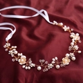 Diadema nupcial exquisita con flores y perlas sobre fondo de satén rojo vino - 025 Banda de Flores Doradas
