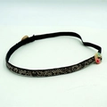 Detalle de diadema de resina con diamantes, lentejuelas plateadas y botones protectores - Negro Plomizo
