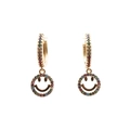 Goldene Ohrringe mit Regenbogen-Zirkonia-Reifen und einem lächelnden Gesichtsanhänger - Smiley