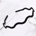 Detail of matte black wavy headband with non-slip teeth for secure styling - Horizontal Wave / Black