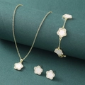 Dettaglio del set di gioielli d'oro con fiori bianchi a cinque petali e piccoli diamanti - Stile Fiore a Cinque Petali Bianco con Base Dorata (XL-B-76)