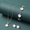 Vista dettagliata del set di gioielli con fiori rosa a cinque petali e cristalli - Stile Fiore a Cinque Petali Rosa con Base Dorata (XL-F-78)