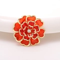 Makro-Detail einer roten Acryl-Kamelie mit Goldrand und zentralem Kristall-Strass - 37mm / Rot