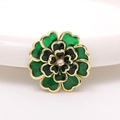 Makroaufnahme eines herzförmigen Acrylblüten-Accessoires mit zentralem Diamanten - 37mm / Grün