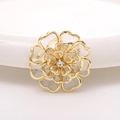 Makrodetail der champagnerfarbenen Acrylblume mit goldenem Finish und klarem Strassstein - 37mm / Gold