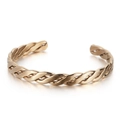 Minimalistischer, gedrehter Armreif aus hochglanzpoliertem Gold-Edelstahl - Goldener Gedrehter Stil (KB136238-KFC)