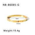 Dettaglio di un bracciale dorato con stelle a otto punte incise e piccoli strass - Stile Dorato (NB-B6085-G)