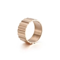 Anillo clásico de acero de titanio oro rosa con superficie ondulada y banda ancha para hombre - US 6 / Oro rosa
