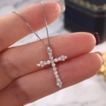 Elegante collana con ciondolo a croce scintillante e zirconi su una catena d'argento - Oro Bianco