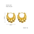 Vista dettagliata di orecchini a cerchio a coste placcati oro 18K da 22x20mm e peso 10g - Ribbed Croissant Hoop Style(ZE1245G)