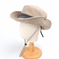 Detail eines Outdoor-Sonnenhuts mit breiter Krempe, Metallösen und verstellbarem Band - Khaki