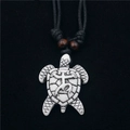 Collana con ciondolo a tartaruga bianca intagliata e perline di legno su cordino nero - Bianco