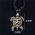 Collana tartaruga in resina con motivo a rana su corda nera 4,3 cm x 3,4 cm - Marrone