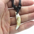 Primer plano del colgante de diente de lobo de acrílico con cordón trenzado negro - Estilo A - Color de Concha