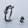 Detalle de conjunto de pulsera y anillo de dragón negro con escamas metálicas finas - Talla 9 / Negro