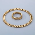 Vista macro del conjunto de cadenas cubanas doradas pulidas mostrando textura y brillo - Conjunto Dorado