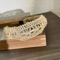 Primer plano detallado de la diadema de lino trenzado a mano con diseño calado - B Marrón Flor Calada