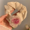 Chouchou élégant en organza beige orné d'une grande fleur rose et de feuilles vertes - Chouchou Rose Séchée