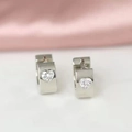 Pendientes de aro de plata con circonita de corazón y banda rectangular pulida - Color Acero