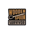 Dettaglio della spilla smaltata con testo Wooden Spoon Survivor su lega di zinco - Stile Sopravvissuto del Cucchiaio (QHXZ962)