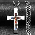 Dettaglio del ciondolo a croce argento con gemme colorate su una catena cubana - Argento Stile A-Catena Cubana
