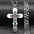 Dettaglio del ciondolo a croce argento con strass multicolori su una collana a maglia Figaro - Argento Stile B-Catena Figaro
