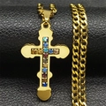 Dettaglio del ciondolo a croce in oro e acciaio con strass colorati su una catena a maglie - Oro Stile B-Catena Figaro