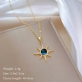 Dettaglio della collana a stella dorata con gemma blu e zirconi scintillanti - Ciondolo a Stella Dorata (C205)