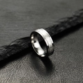 Detalle de anillo de acero inoxidable plateado con números romanos grabados en fondo mate - US 7 / Color Acero